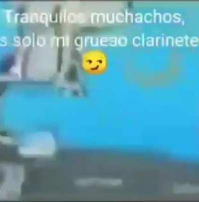 Como que su grueso clarinete 