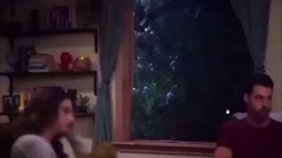 Yo yendo a follarme a la puta de vuestra madre