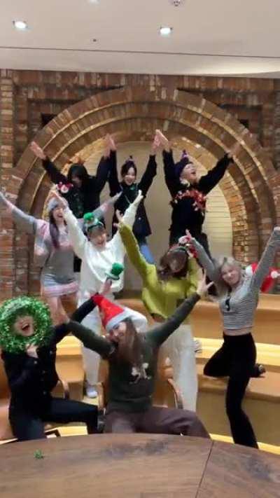 211201 Twicetagram Update - It's December😆🥰 I got the Feels of upcoming countdown for Christmas!🎄🎅