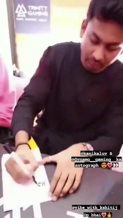 kani gaming Kanika bisht boobs/cleavage close view