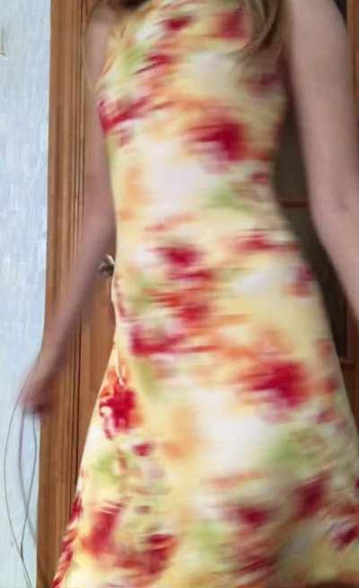 it's hot at home, so I go without a dress😂