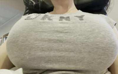 Bouncing around in the massage chair getting my pedicure....😆