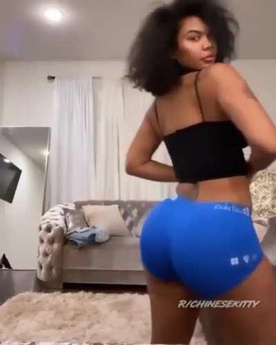 Thanksgiving is over but Kitty still serving yams 🍠😍