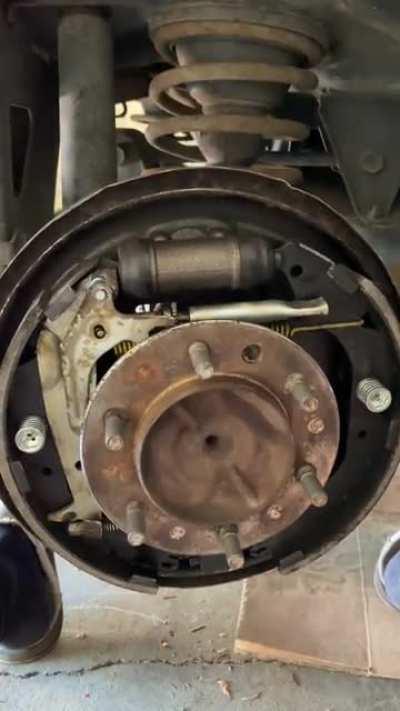 Drum brakes not moving at the same time ?