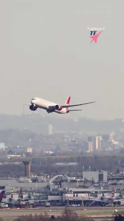 Airline pilot take-off vs Boeing test pilot take-off