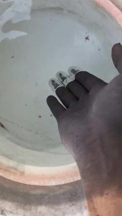 Hydrophobic dust underwater