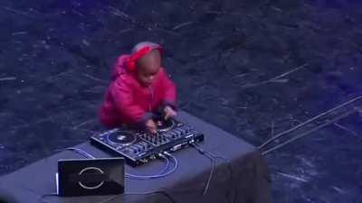 DJ azeitona antes de aprender beat box