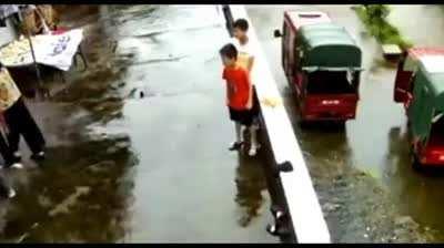 Mom's super reflex saves fainting daughter from falling off a building