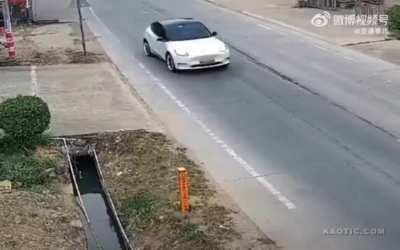 They say it's a self driving electric car that got a lil out of Control 