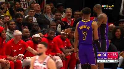 [Highlight] LeBron trolls Pat Bev as he sits on the bench