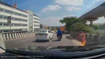 Road rage between a cab driver and a biker in K R Puram, Bengaluru !!