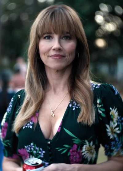 Linda Cardellini as Carol in 