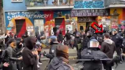 Eating a Döner like a pro during a riot