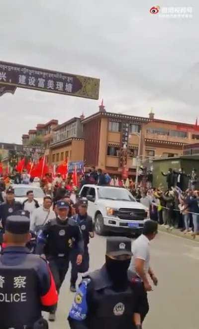 蚌埠住了，饭点看到这个，特警车开路，这下纯真了，丁真，这派头