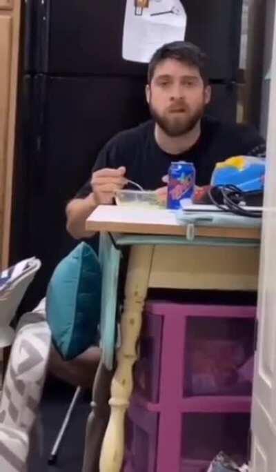 Жена назвала мужа его первым именем. А он подумал, что где-то накосячил и поэтому она злится. Он привык, что обычно к нему обращаются по второму имени, а первое используют для серьезного разговора. (Условный рефлекс, как у собаки Павлова). Чувак даже пров