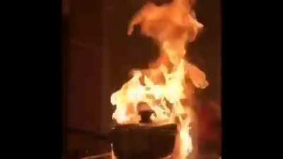 Espero que a freira livre esse demônio do mundo