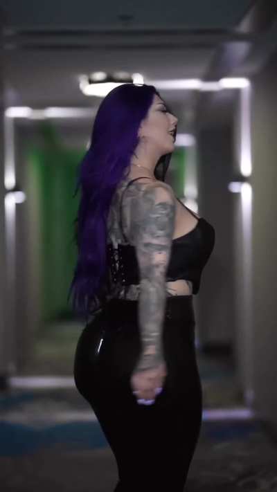 How much do you like goth chicks? 🖤💜✨