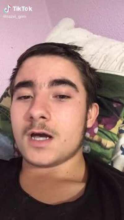 Băiatu’ monosprânceană!