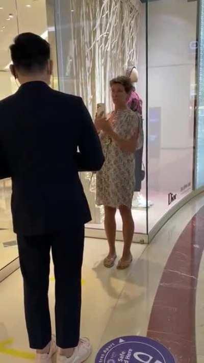 Karen finally reached Malaysia without the mask, trying to enter the Dior Boutique at KLCC.