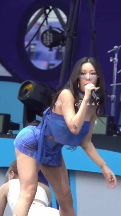Jessi shakes ass on stage