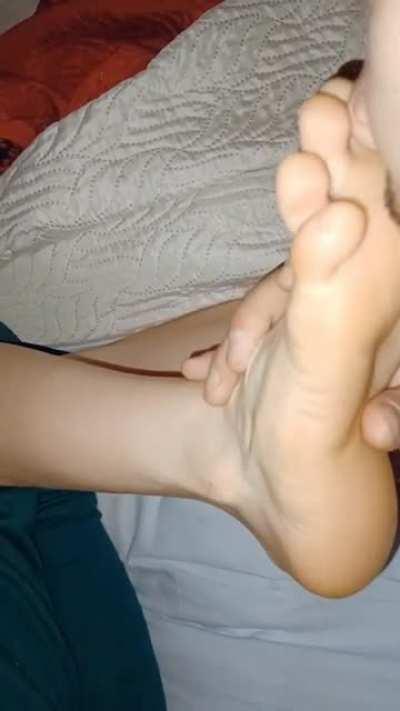 I love to play with his nose while he sniffs my feet 👃🏼😘