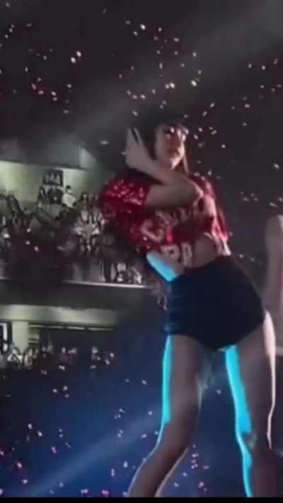 DAMN I WANNA FUCK HER ON THAT STAGE AND DO DOGGY WITH THAT DELICIOUS ASS