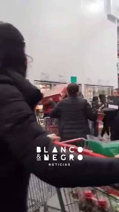 Le quitan las roscas del carrito a revendedora que andaba acaparando todo