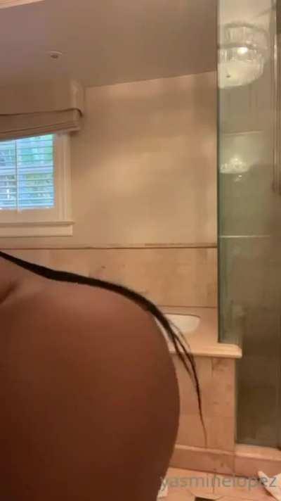 Big butt shaking in bathroom