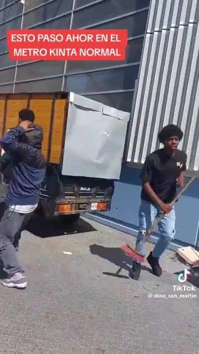 Extranjeros con chuchillos y pistola en la entrada del parque Quinta Normal