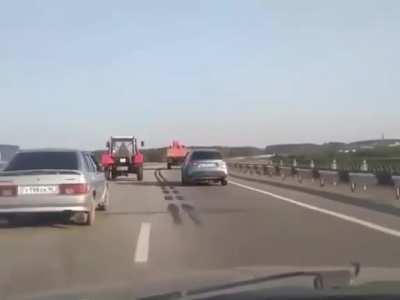 Поросёнок Пётр съёбывает спиздив сраный трактор