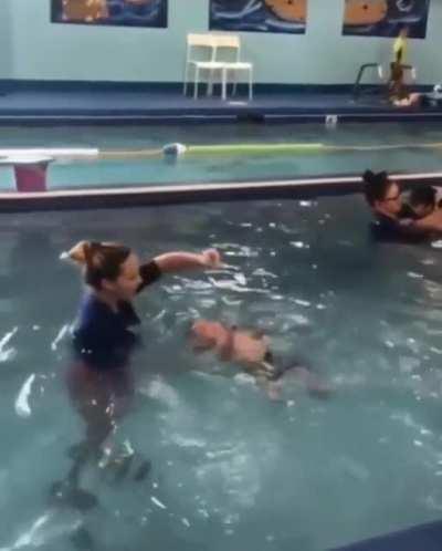 Ребенка учат плавать или он инстинктивно начинает плыть?