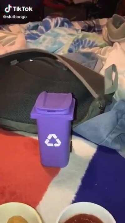 ChiCKeN nuGgET DroWNs iTSelF