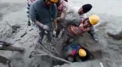 Really wholesome moment of a dude getting successfully rescued after a flash flood in Uttarakhand, India.