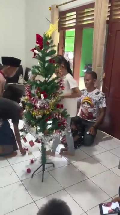 Anak-anak Muslim dan Kristen menghias Pohon Natal bersama di Subang