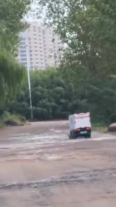 Driverless delivery vans have become a total meme. Nothing stops them.