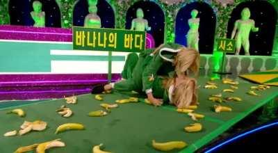 Holly and Fearne - Totally Bananas
