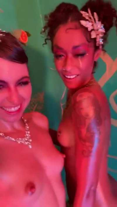 Skin Diamond and Riley Reid have got to be one of the hotest duos walking the face of the Earth