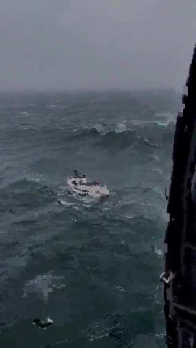 This huge wave in the middle of the ocean