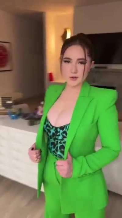 Here's the vid from earlier but this time without the captions and watermark