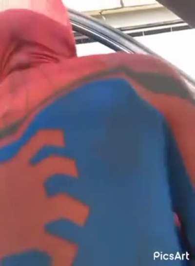 O homem aranha brasileiro fazendo a boa.