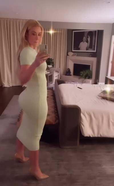 I thought she is rich, why does Carti's baby mama got a iPhone 12 and not even a pro