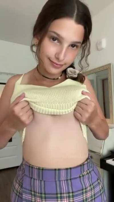 Here's your daily dose of titty drop 🤍