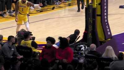 [Highlight] All 3 officials spend 4 minutes to decide if this is a flagrant foul or not