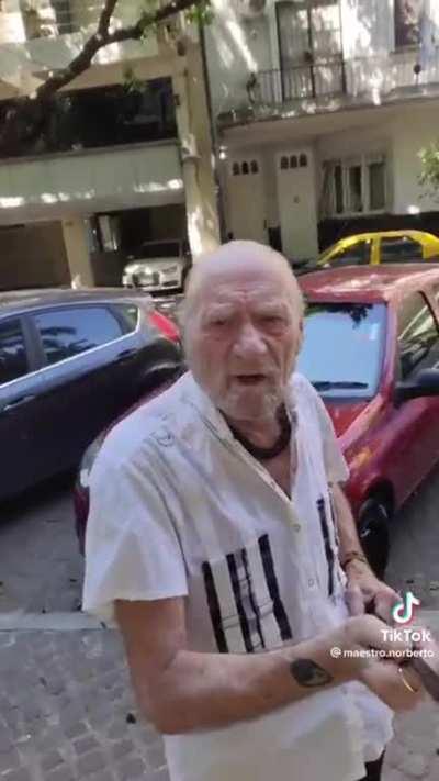 Disculpen pero el abuelito se me acaba de escapar de reddit