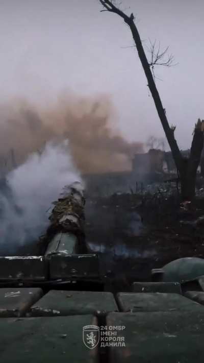 Ukrainian T-72 tank fires at Russian position in a multi-storey building. An unsuccessful drone hit can be seen. Video from the 24th brigade, music from the source.