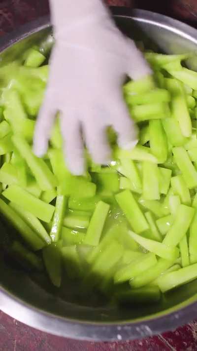 Crispy, Tangy Pickled Celery Sticks