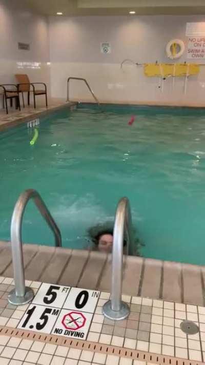 My top pooped off in a public pool 🫢