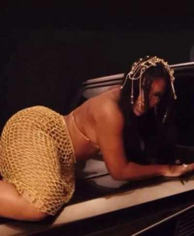 Shaking ass DM’s open