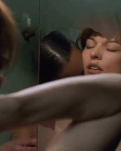 Milla Jovovich and Aisha Tyler in 