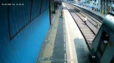 That's not how you cross the tracks to catch the train